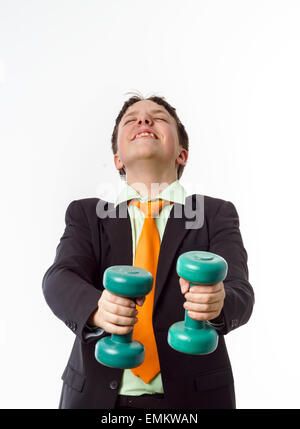 Adolescent habillé en costume faisant office d'exercices avec haltères sport Banque D'Images