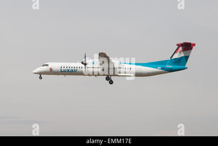 Un Bombardier Dash 8 Luxair s'approchant de l'aéroport El Prat de Barcelone, Espagne. Banque D'Images