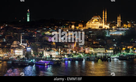 District de Fatih par nuit à partir de la tour de Galata, Istanbul, Turquie. Banque D'Images