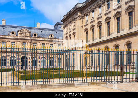 Paris, France - 09 août 2014 : cour intérieure et extérieure du Musée du Louvre derrière une clôture décorative en métal Banque D'Images