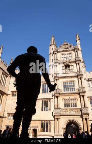 Statue de 'William Herbert, comte de Pembroke' silhouette contre [tour de cinq ordres], Bodleian Library, Oxford, England, UK Banque D'Images