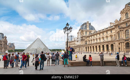 Paris, France - 09 août 2014 : la cour intérieure du musée du Louvre avec quelques touristes Banque D'Images