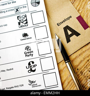 En remplissant un formulaire de vote par correspondance pour l'élection générale de 2015 au Royaume-Uni Banque D'Images