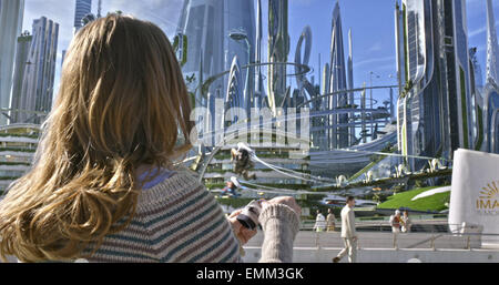 Tomorrowland Tomorrowland : Disney (intitulée Un monde au-delà du Royaume-Uni) est un mystère de la science-fiction 2015 du film d'aventure réalisé par Brad Bird, co-écrite et produite par Bird et Damon Lindelof. Cette photo est pour un usage éditorial uniquement et est l'auteur de la société film et/ou le photographe attribué par le film ou la société de production et ne peut être reproduite que par des publications dans le cadre de la promotion du film ci-dessus. Un crédit obligatoire pour l'entreprise de film est nécessaire. Le photographe devrait également être portés lorsqu'il est connu. Banque D'Images