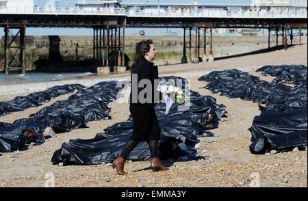 Brighton, UK. 22 avril, 2015. Kerry Moscogiuri parmi les sacs sur la plage de Brighton, ce matin, de mettre en évidence l'aggravation du problème des migrants en Méditerranée Crédit : Simon Dack/Alamy Live News Banque D'Images