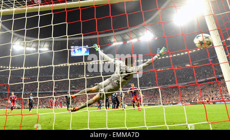 Munich, Allemagne. Apr 21, 2015. Le Bayern de Munich, Xabi Alonso (pas en photo) marque le but de 6-1 contre Porto, l'attaquant Fabiano Freitas lors de la Ligue des Champions de football match de quart de finale le Bayern Munich vs FC Porto à Munich, Allemagne, 21 avril 2015. Photo : Peter Kneffel/dpa/Alamy Live News Banque D'Images