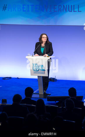 Berlin, Allemagne. 22 avr, 2015. Ministre fédéral allemand du travail Andrea Nahles prend la parole à l'événement d'ouverture 'Arbeiten 4.0' (lit. 4.0 Travail) au ministère fédéral du Travail et des affaires sociales à Berlin, Allemagne, 22 avril 2015. Lors de la conférence d'experts et de partenaires sociaux de discuter de la forme du monde du travail dans l'âge numérique et mondiale. Photo : Bernd VON JUTRCZENKA/dpa/Alamy Live News Banque D'Images