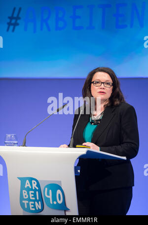 Berlin, Allemagne. 22 avr, 2015. Ministre fédéral allemand du travail Andrea Nahles prend la parole à l'événement d'ouverture 'Arbeiten 4.0' (lit. 4.0 Travail) au ministère fédéral du Travail et des affaires sociales à Berlin, Allemagne, 22 avril 2015. Lors de la conférence d'experts et de partenaires sociaux de discuter de la forme du monde du travail dans l'âge numérique et mondiale. Photo : Bernd VON JUTRCZENKA/dpa/Alamy Live News Banque D'Images