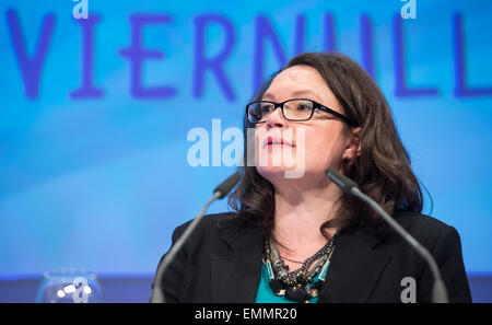 Berlin, Allemagne. 22 avr, 2015. Ministre fédéral allemand du travail Andrea Nahles prend la parole à l'événement d'ouverture 'Arbeiten 4.0' (lit. 4.0 Travail) au ministère fédéral du Travail et des affaires sociales à Berlin, Allemagne, 22 avril 2015. Lors de la conférence d'experts et de partenaires sociaux de discuter de la forme du monde du travail dans l'âge numérique et mondiale. Photo : Bernd VON JUTRCZENKA/dpa/Alamy Live News Banque D'Images