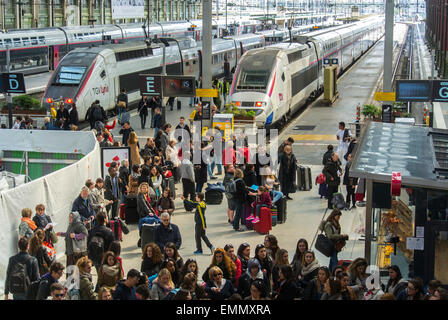 Paris, France. Gare SNCF 'Gare de Lyon', vue d'ensemble, foule aérienne de voyageurs à l'intérieur sur le quai, avec TGV Bullet train Platform, île de france Banque D'Images