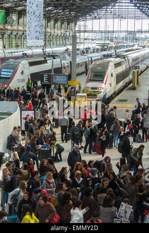 Paris, France.Gare SNCF 'Gare de Lyon', vue d'ensemble, foule aérienne de voyageurs à l'intérieur de Quay, avec TGV Bullet train, plate-forme, train global Voyage Banque D'Images