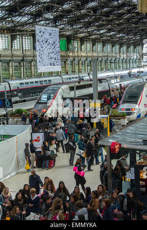 Paris, France. Vue grand angle, verticale, Gare de Lyon', vue d'ensemble, foule aérienne de voyageurs à l'intérieur sur Quay, avec TGV Bullet train Banque D'Images