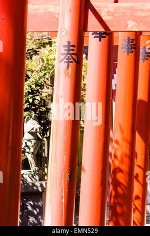 Près de comprimé en perspective du montant droit de vermilion kanji inscrit plusieurs barrières au torii au sanctuaire shinto du château de Himeji, Japon. Banque D'Images