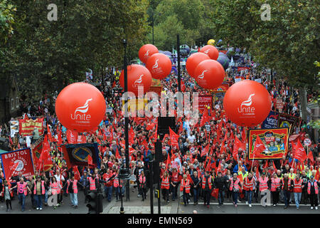 Des milliers de manifestants au cours de la Grande-Bretagne a besoin d'un Payrise démonstration dans le centre de Londres. Comprend : voir, l'atmosphère où : London, Royaume-Uni Quand : 18 Oct 2014 Banque D'Images