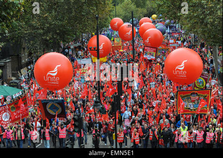 Des milliers de manifestants au cours de la Grande-Bretagne a besoin d'un Payrise démonstration dans le centre de Londres. Comprend : voir, l'atmosphère où : London, Royaume-Uni Quand : 18 Oct 2014 Banque D'Images