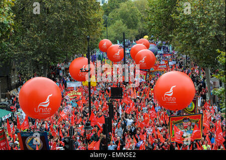 Des milliers de manifestants au cours de la Grande-Bretagne a besoin d'un Payrise démonstration dans le centre de Londres. Comprend : voir, l'atmosphère où : London, Royaume-Uni Quand : 18 Oct 2014 Banque D'Images