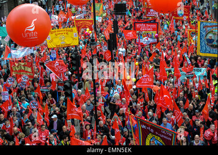 Des milliers de manifestants au cours de la Grande-Bretagne a besoin d'un Payrise démonstration dans le centre de Londres. Comprend : voir, l'atmosphère où : London, Royaume-Uni Quand : 18 Oct 2014 Banque D'Images