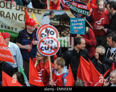 Des milliers de manifestants au cours de la Grande-Bretagne a besoin d'un Payrise démonstration dans le centre de Londres. Comprend : voir, l'atmosphère où : London, Royaume-Uni Quand : 18 Oct 2014 Banque D'Images