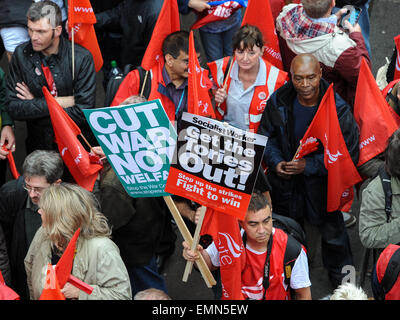 Des milliers de manifestants au cours de la Grande-Bretagne a besoin d'un Payrise démonstration dans le centre de Londres. Comprend : voir, l'atmosphère où : London, Royaume-Uni Quand : 18 Oct 2014 Banque D'Images