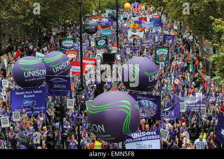 Des milliers de manifestants au cours de la Grande-Bretagne a besoin d'un Payrise démonstration dans le centre de Londres. Comprend : voir, l'atmosphère où : London, Royaume-Uni Quand : 18 Oct 2014 Banque D'Images