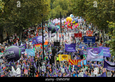 Des milliers de manifestants au cours de la Grande-Bretagne a besoin d'un Payrise démonstration dans le centre de Londres. Comprend : voir, l'atmosphère où : London, Royaume-Uni Quand : 18 Oct 2014 Banque D'Images