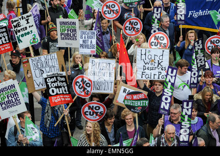 Des milliers de manifestants au cours de la Grande-Bretagne a besoin d'un Payrise démonstration dans le centre de Londres. Comprend : voir, l'atmosphère où : London, Royaume-Uni Quand : 18 Oct 2014 Banque D'Images