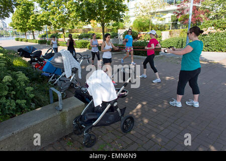 Les jeunes mères faisant des exercices post-natale à Vancouver