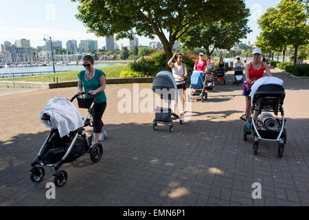 Les jeunes mères faisant des exercices post-natale à Vancouver