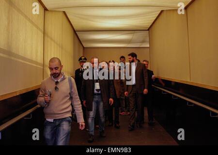 Turin, Italie. Apr 21, 2015. Magdi Cristiano Allam et Maurizio Marrone à travers le chemin de sortie de la cathédrale. Crédit : Elena Aquila/Pacific Press/Alamy Live News Banque D'Images