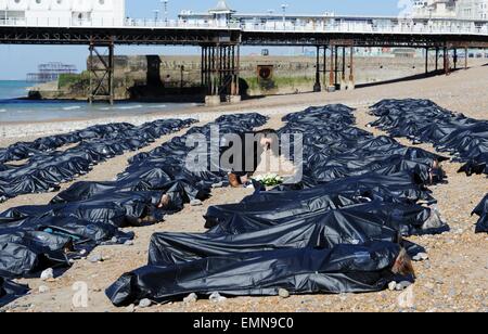 Brighton, UK. 22 avril, 2015. Kerry Moscogiuri parmi les sacs sur la plage de Brighton, ce matin, de mettre en évidence l'aggravation du problème des migrants en Méditerranée Crédit : Simon Dack/Alamy Live News Banque D'Images