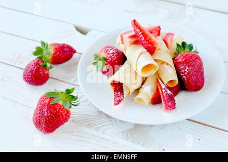 Des crêpes avec des fraises fraîches Fruits et sucre glace Banque D'Images