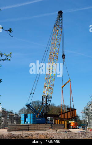 Costain Group PLC, avril 2015 Équipe de projet  les pilotes en utilisant le M6 à Lancashire du nord sont avisés que Lancashire County Council's €124 millions d'Heysham Link projet a atteint une nouvelle phase qui peuvent avoir une incidence sur la plus proche des utilisateurs. La nouvelle route est un 4.8km à deux voies reliant la péninsule de Morecambe et Heysham jusqu'à la sortie 34 de la M6, entièrement rénové d'une jonction avec l'ouverture de nouvelles routes de glissement à l'été 2016. Credit : Cernan Elias/Alamy Live News Banque D'Images