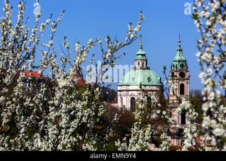 Eglise Saint-Nicolas de Prague, Prague, République tchèque printemps Banque D'Images