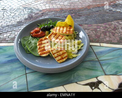 Le fromage halloumi grillé avec salade Banque D'Images