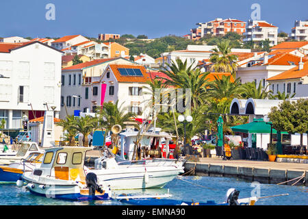 Méditerranée ville de Novalja vue front de mer, l'île de Pag, Croatie Banque D'Images