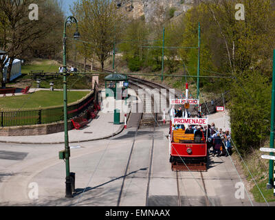 Promenade Tramway avec passagers à Crich Tramway museum, Crich, Matlock, Derbyshire, Royaume-Uni. Banque D'Images