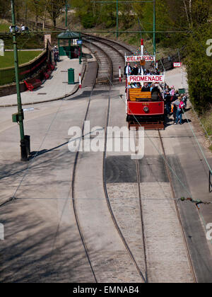 Promenade Tramway avec passagers à Crich Tramway museum, Crich, Matlock, Derbyshire, Royaume-Uni. Banque D'Images