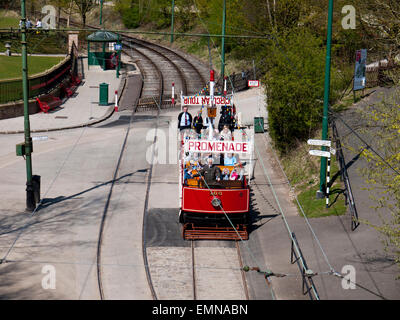 Promenade Tramway avec passagers à Crich Tramway museum, Crich, Matlock, Derbyshire, Royaume-Uni. Banque D'Images