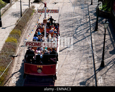 Promenade Tramway avec passagers à Crich Tramway museum, Crich, Matlock, Derbyshire, Royaume-Uni. Banque D'Images