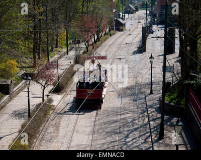 Promenade Tramway avec passagers à Crich Tramway museum, Crich, Matlock, Derbyshire, Royaume-Uni. Banque D'Images