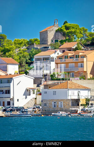 Vieille église de pierre de Tisno sur la colline vue verticale, l'île de Brac en Croatie Banque D'Images