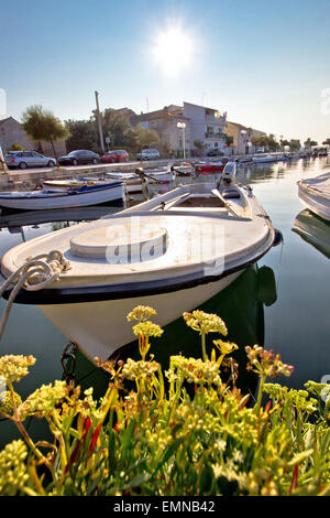 Diklo village waterfront marina bateau en vue, la Dalmatie, Croatie Banque D'Images