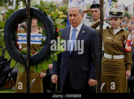 Jérusalem. 22 avr, 2015. Le Premier ministre israélien Benjamin Netanyahu (C) au cours d'une cérémonie du Jour du Souvenir au cimetière militaire du Mont Herzl à Jérusalem, le 22 avril 2015. Israël Mercredi a marqué le Jour du Souvenir pour commémorer les soldats tombés. © extérieure/Ammar Awad/Xinhua/Alamy Live News Banque D'Images