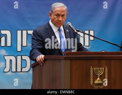 Jérusalem. 22 avr, 2015. Le Premier ministre israélien Benjamin Netanyahu parle au cours d'une cérémonie du Jour du Souvenir au cimetière militaire du Mont Herzl à Jérusalem, le 22 avril 2015. Israël Mercredi a marqué le Jour du Souvenir pour commémorer les soldats tombés. © extérieure/Ammar Awad/Xinhua/Alamy Live News Banque D'Images