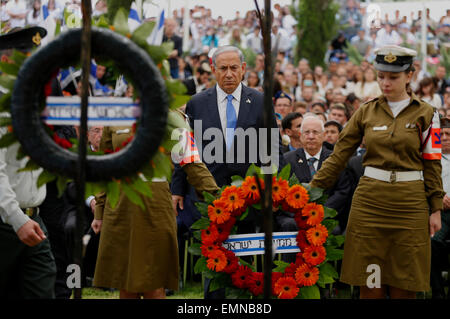 Jérusalem. 22 avr, 2015. Le Premier ministre israélien Benjamin Netanyahu (C) au cours d'une cérémonie du Jour du Souvenir au cimetière militaire du Mont Herzl à Jérusalem, le 22 avril 2015. Israël Mercredi a marqué le Jour du Souvenir pour commémorer les soldats tombés. © extérieure/Ammar Awad/Xinhua/Alamy Live News Banque D'Images