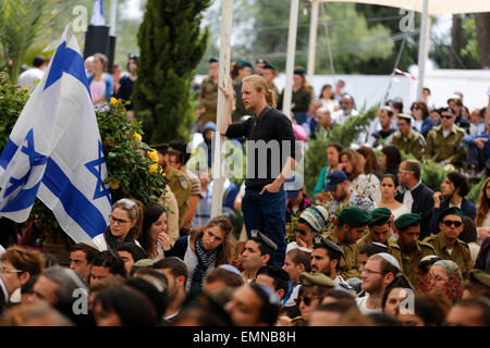 Jérusalem. 22 avr, 2015. Les soldats et les civils israéliens assister à une cérémonie du Jour du Souvenir au cimetière militaire du Mont Herzl à Jérusalem, le 22 avril 2015. Israël Mercredi a marqué le Jour du Souvenir pour commémorer les soldats tombés. © extérieure/Ammar Awad/Xinhua/Alamy Live News Banque D'Images