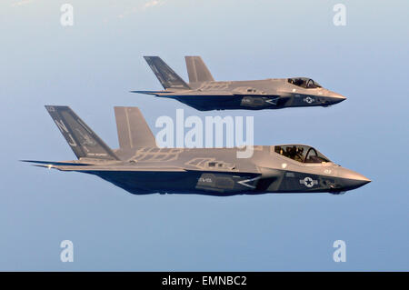 US Navy Deux F-35C Lightning II avions lors d'une mission de formation au-dessus de la base aérienne d'Eglin, le 9 avril 2015 à Fort Walton Beach, en Floride. Banque D'Images