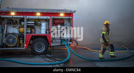 Les pompiers sur les lieux d'un incendie impliquant une petite entreprise. Kopavogur, Iceland Banque D'Images
