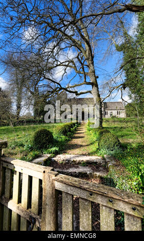 L'église est l'édifice majeur dans le minuscule hameau pittoresque de chalets (Piddle flaque) dans le Dorset, Angleterre, Royaume-Uni. Banque D'Images