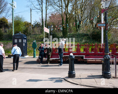 Promenade Tramway avec passagers à Crich Tramway museum, Crich, Matlock, Derbyshire, Royaume-Uni. Banque D'Images